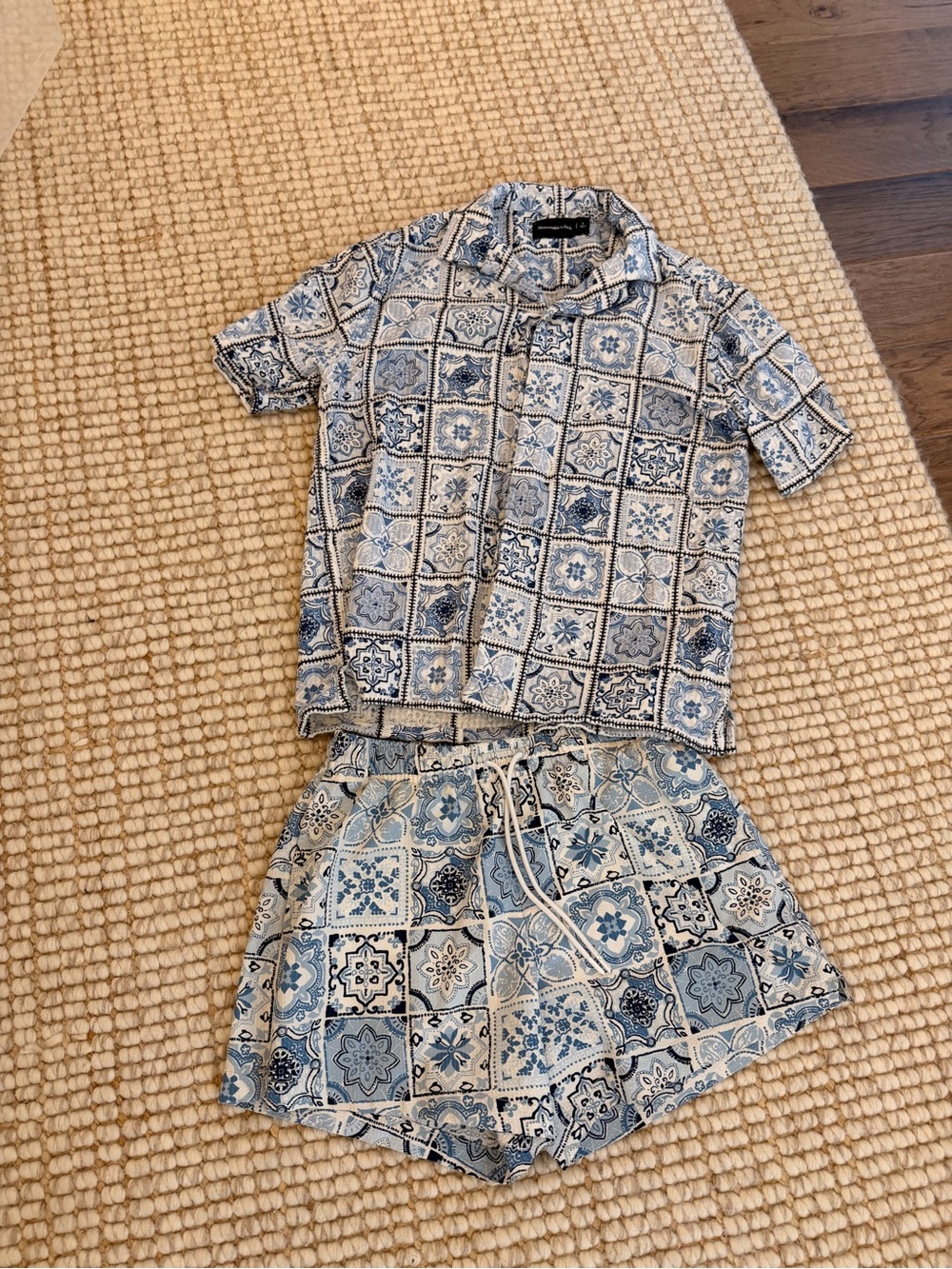 Abercrombie & Fitch Blue and White Tile-Print Short Sleeve Button-Down Shirt